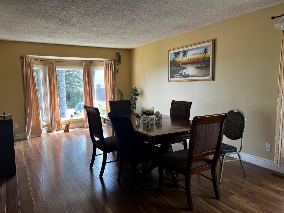 Beautiful Room Close Airport! YYC 외부 사진