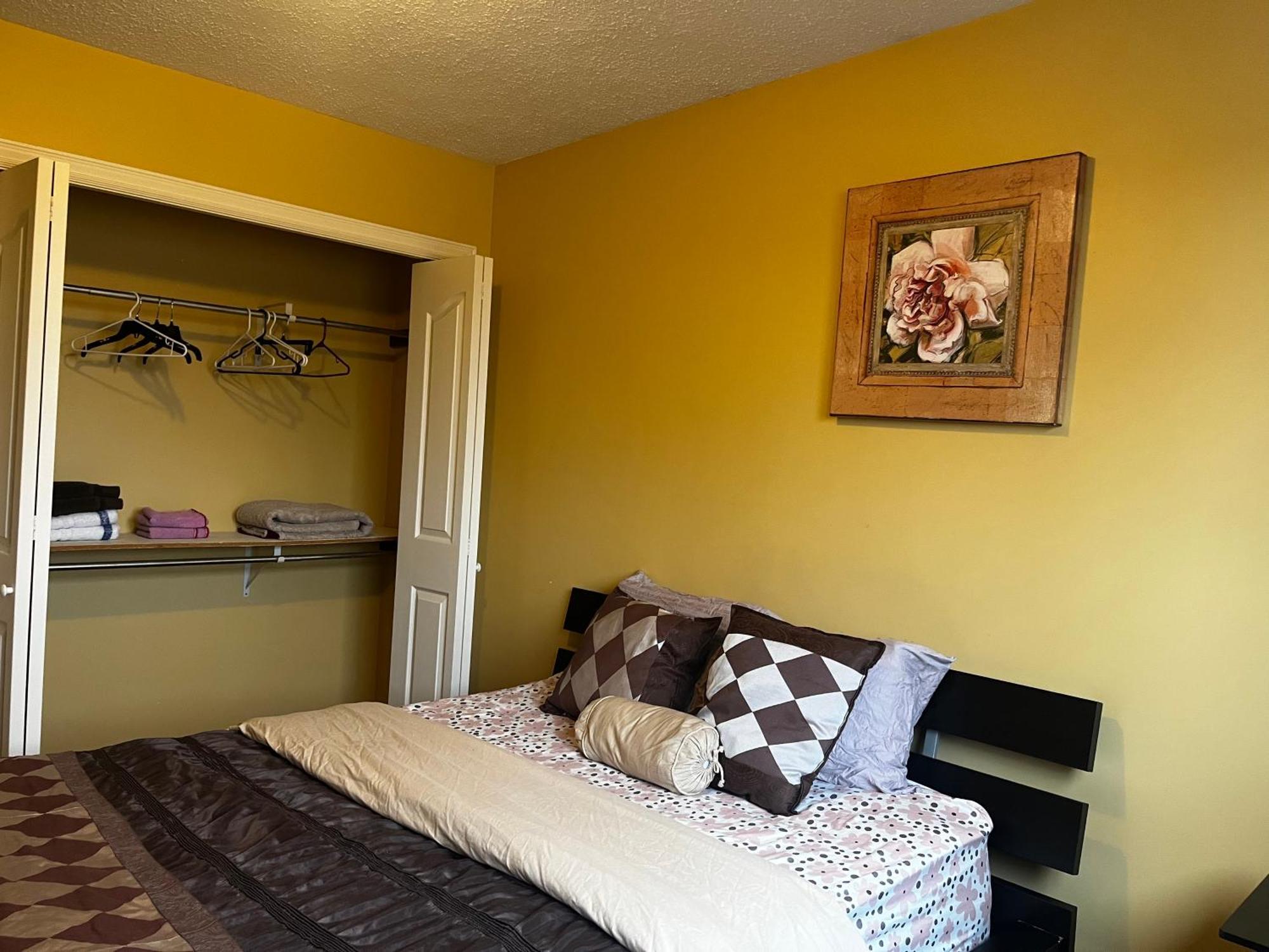 Beautiful Room Close Airport! YYC 외부 사진